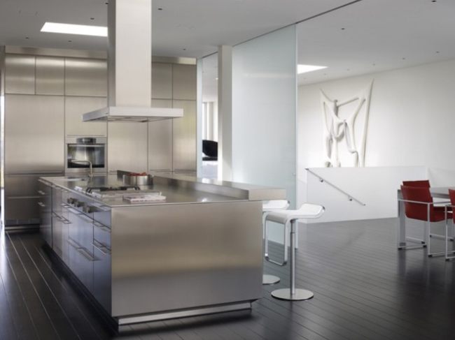 Thiết kế nội thất bếp đẹp ấn tượng chất liệu nội thất màu bạc 11
