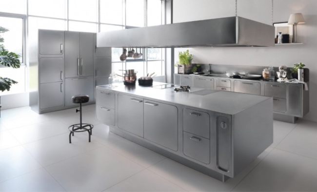 Thiết kế nội thất bếp đẹp ấn tượng chất liệu nội thất màu bạc 1