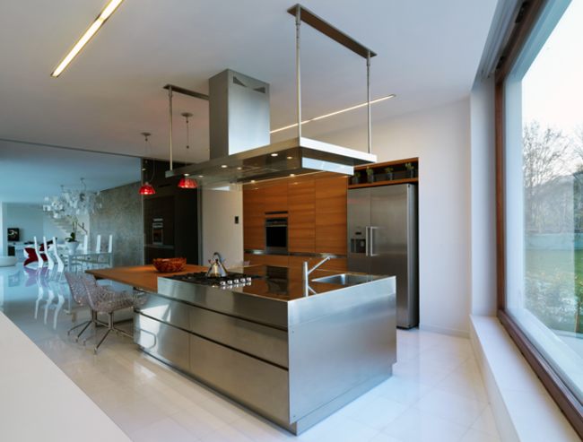 Thiết kế nội thất bếp đẹp ấn tượng chất liệu nội thất màu bạc 6