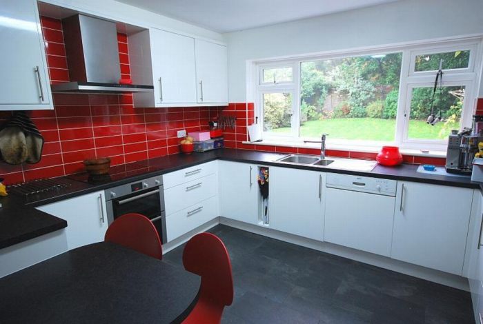 Nội thất nhà bếp đẹp Phối màu đỏ đen trắng 6