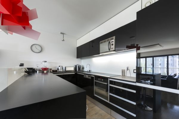 Nội thất nhà bếp đẹp với cặp màu đen và trắng 4