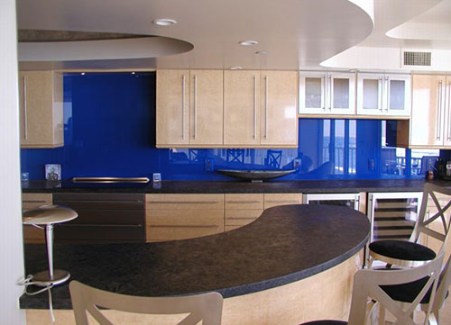 Nội thất căn bếp,hiện đại ấn tượng,bức tường kính đa sắc màu